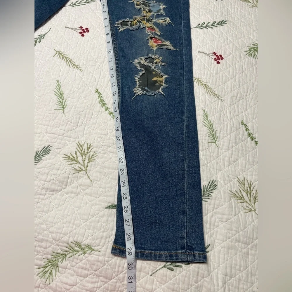 EUC Levi’s 511 Slim Fit Jeans - Blue patchwork Size 31X30